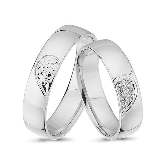 Unikke Nuran vielsesringe i 14 karat hvidguld med halve hjerter og 0,05 ct diamanter – blank overflade, 5 mm brede.